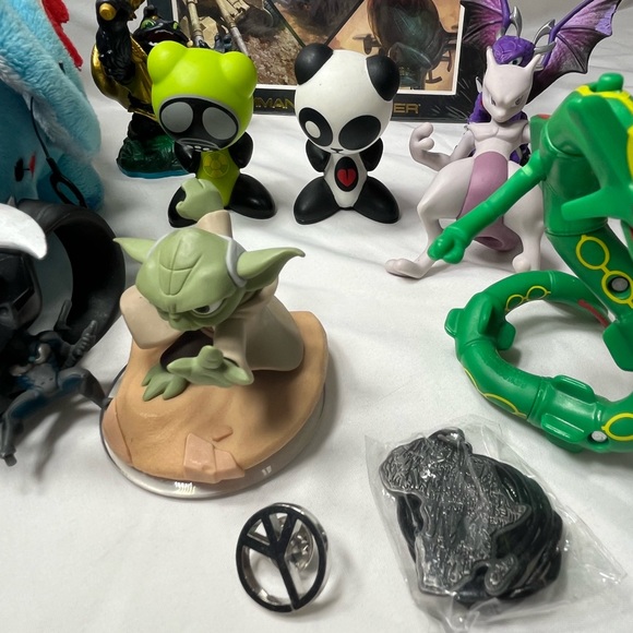 Assorted Video Game Collectible Action Figures and Accesories - Picture 2 of 14